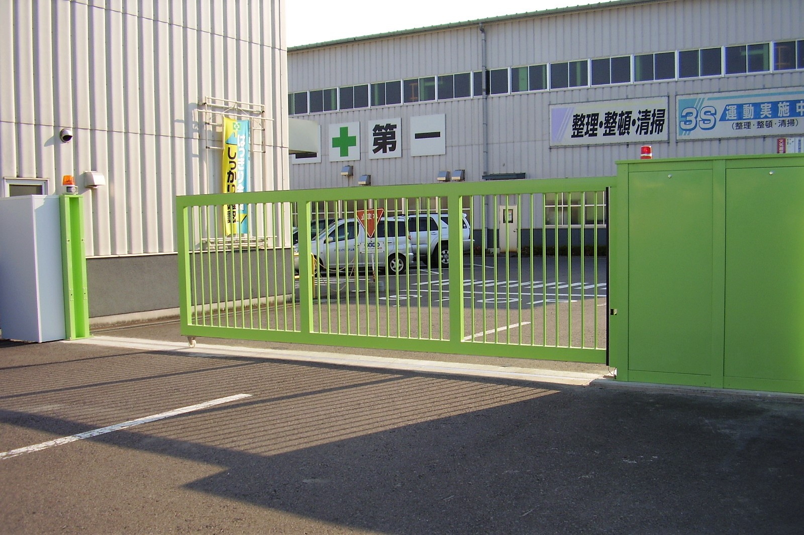 ノンレール式電動引戸門扉事例